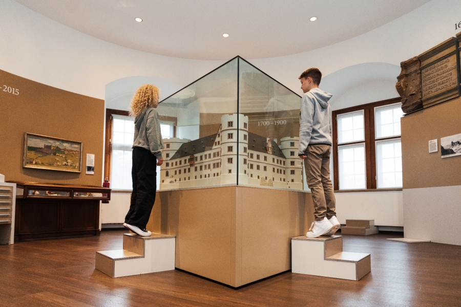 Die Wewelsburg – vom Steinzeitgrab zum Dreiecksschloss. Unterhaltsame Themenführung am Sonntag, 6. Oktober: Um 11 Uhr für Familien mit Kindern ab 6 Jahren, für Erwachsene und Jugendliche um 15 Uhr im Historischen Museum des Hochstifts Paderborn. (Foto ©Kreismuseum Wewelsburg, André Heinermann)